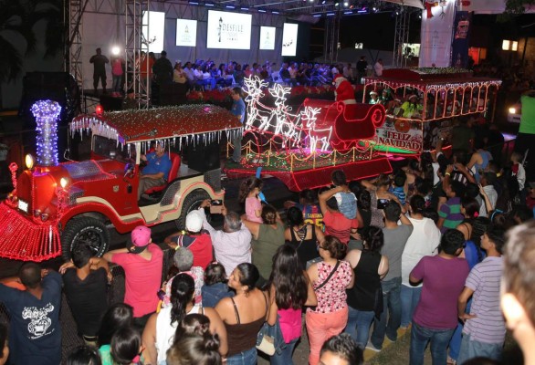 Viven la magia de la ‘Navidad Catracha’ en colorido desfile