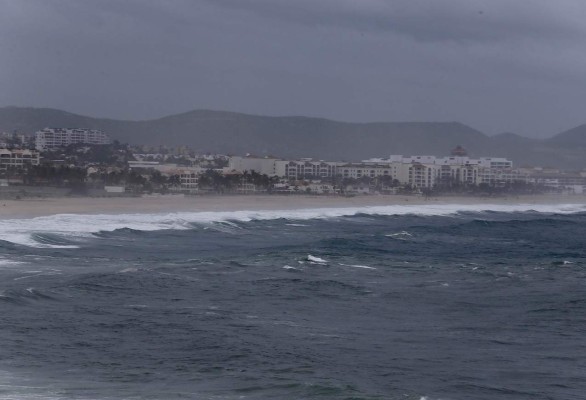John avanza como huracán categoría 2 y provoca tormentas muy fuertes en México