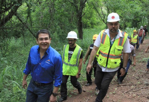 Presidente Juan Orlando Hernández supervisa las obras del Cerro Juana Laínez en visita sorpresa   