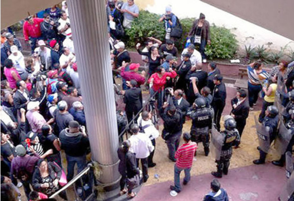 Batalla campal entre miembros de Libre en las afueras del Congreso Nacional