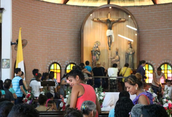 Feligresía hondureña celebra al Cristo Negro
