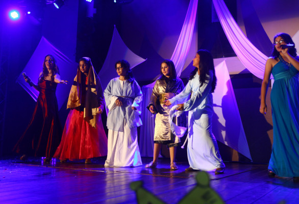Alumnos de la escuela Little Feet realizan su tradicional evento navideño