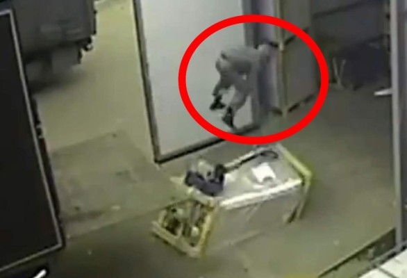 Momentos cuando el montacarga produjo que el empleado volara. Foto YouTube.