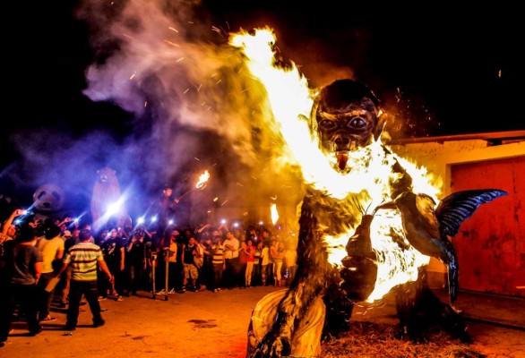 La tradicional quema de las chimeneas gigantes es un espectáculo único en Honduras.