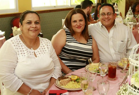 Marianne Castillo recibe el sacramento del bautismo