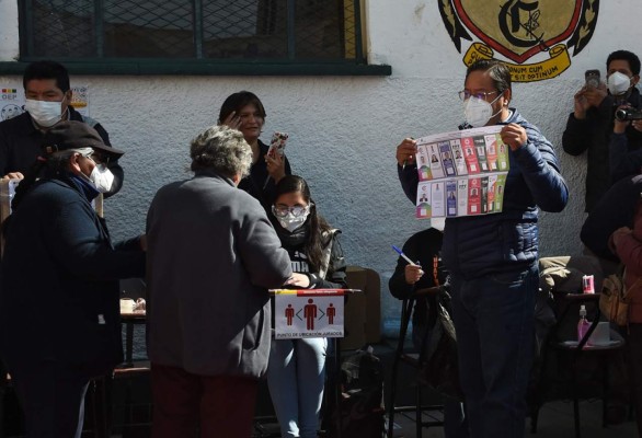 Bolivia arranca jornada electoral tras un año bajo la sombra de Evo Morales