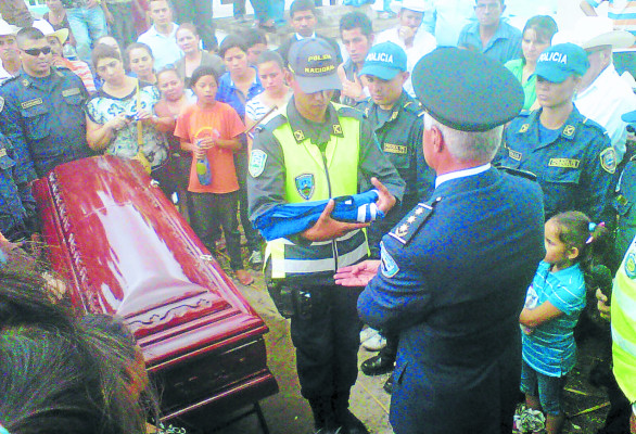 Como padre e hijo ejemplar recuerdan a policía asesinado