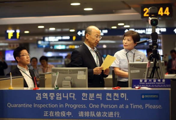 Víctimas del ébola aumentan a 932 en África