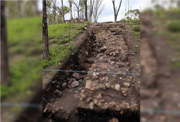 Descubren pirámide prehispánica en un cerro del centro de México