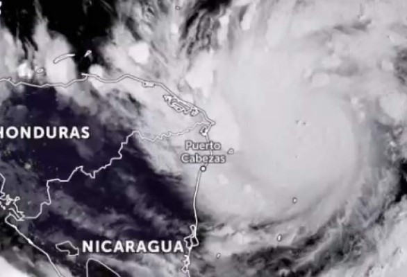 Eta a punto de tocar tierra como huracán de categoría 4