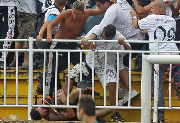 Video: Violenta pelea entre hinchas deja cuatro heridos en Brasil