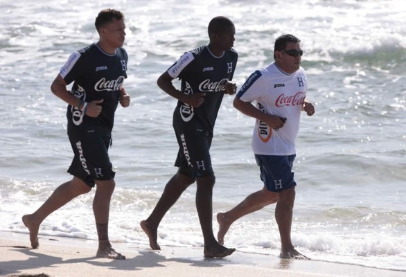 Arnold Peralta y Boniek García siguen entre algodones