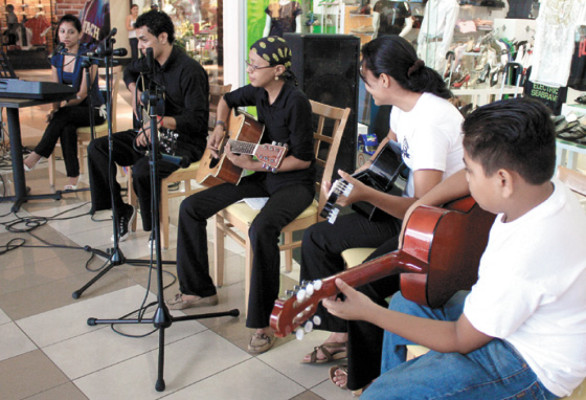 Más de 40 años de cultura, música y noticias