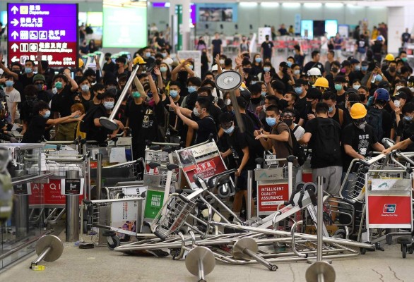 Segundo día de caos en el aeropuerto de Hong Kong por manifestaciones