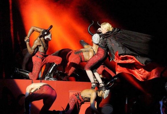 Madonna sufre una aparatosa caída en los premios Brit