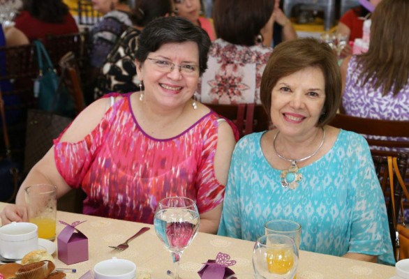 Mañana maternal para brindar por una niña