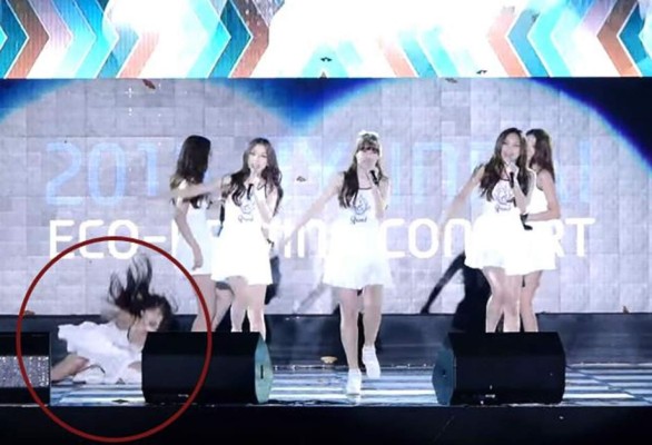 Grupo de K-Pop pasa un mal momento sobre el escenario