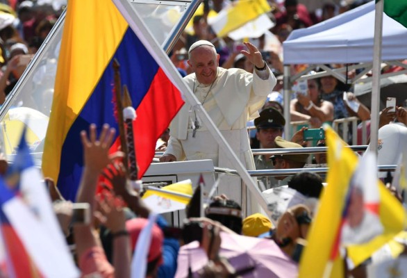 El Papa auxilia a carabinera que cayó de caballo en Chile