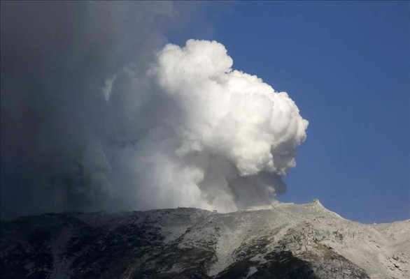Humo blanco sale del volcán cerca de la cumbre del monte Ontake. EFE
