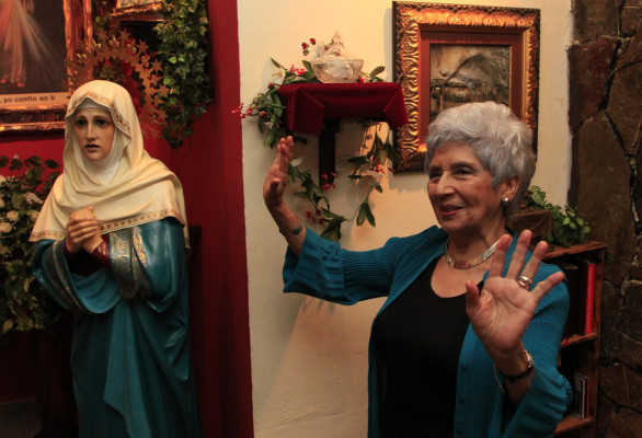 Guarda huesos de Santos en altar de su casa