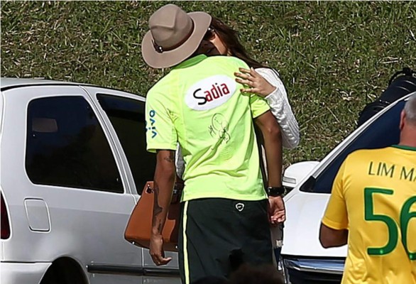 Neymar, bien acompañado por su novia en entrenamiento de Brasil