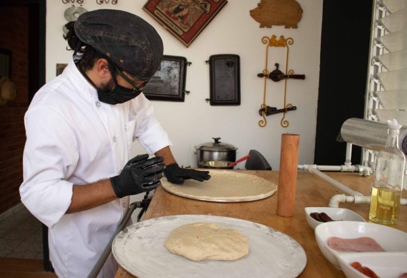 Andrés Elvir, de productor de cine hondureño a pizzero durante la pandemia