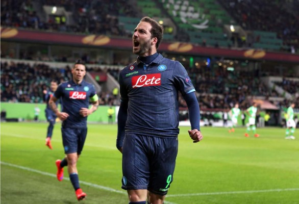 El Napoli golea al Wolfsburgo y da un paso de gigante