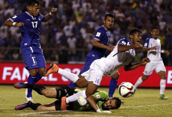 VIDEO: El claro penal contra 'Choco' Lozano que no pitó el árbitro