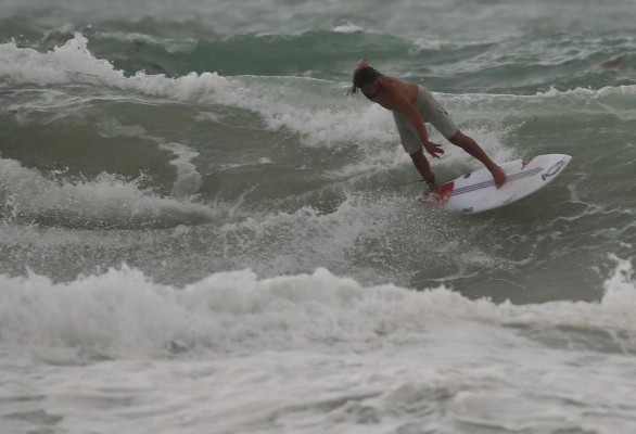 Surfistas se enfrentan a peligrosas olas en Florida, pese a amenaza de Irma