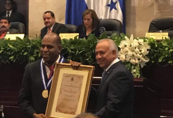 Congreso entrega premios a destacados periodistas de Honduras