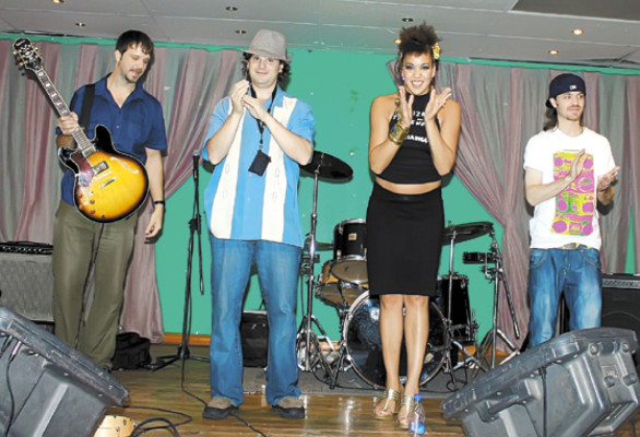 Una noche con la cantante Maya Azucena