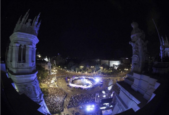 Real Madrid ofrece la Décima a los miles de aficionados en Cibeles