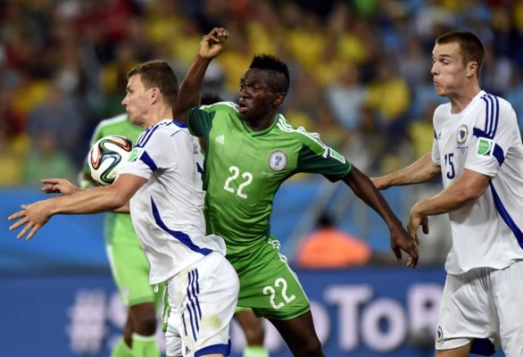 Nigeria se acerca a octavos del Mundial con polémico triunfo sobre Bosnia
