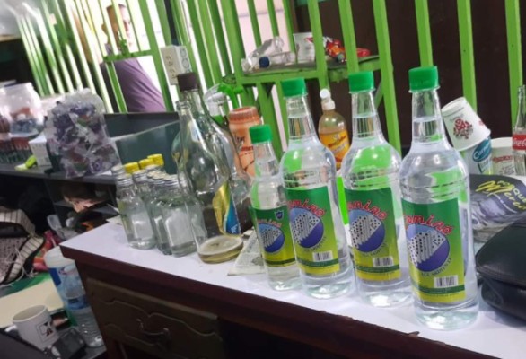 Decomisan aguardiente 'Dominó' en barrios de San Pedro Sula