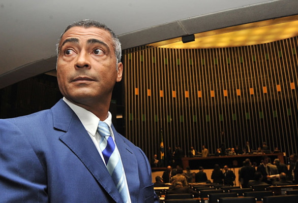 Romario invita al Papa a debatir en el Congreso de Brasil