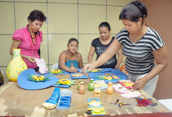 Convierten el material usado en obras de arte
