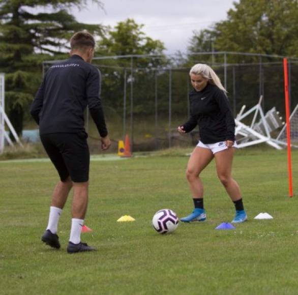 “Empiezo a entrenar de nuevo. Nerviosa pero emocionada de volver a ponerme las botas”, publicó Wright en su perfil de Instagram.