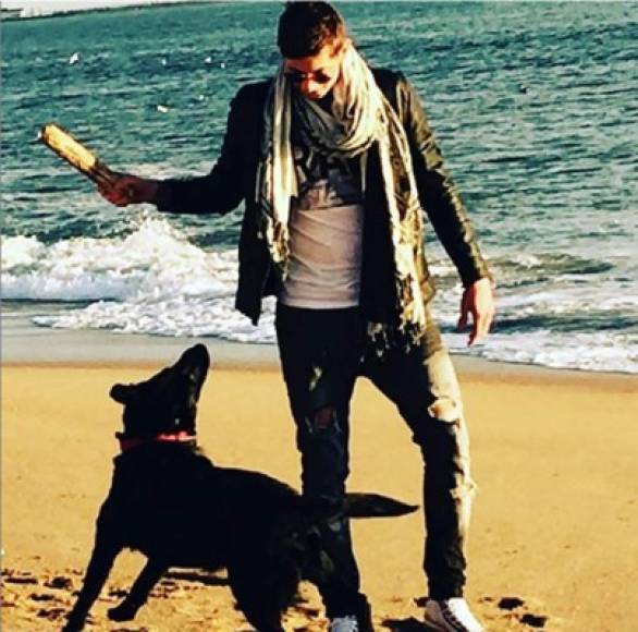Un mañana común para Emiliano Sala era estar sentado en una mesa afuera de un café en Nantes con su perro labrador, Nala, entre sus pies. O ir a la playa también.