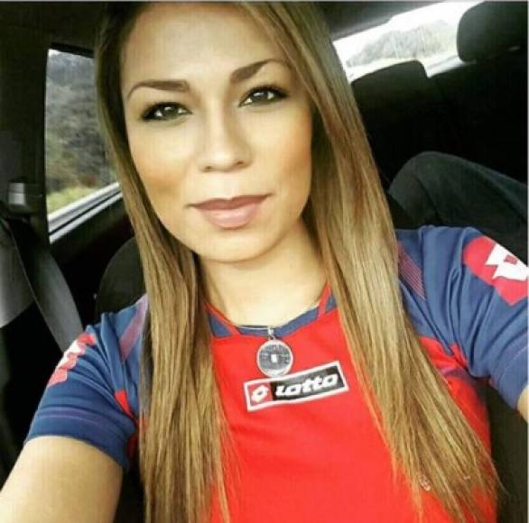 La pareja del futbolista es aficionada de la selección de Costa Rica.