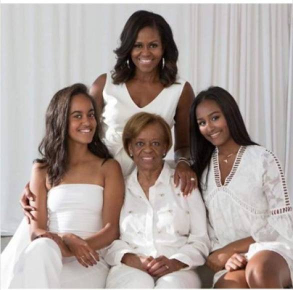 Michelle Obama, la exprimera dama de Estados Unidos, escribió un largo mensaje en sus redes sociales: <br/><br/>'Mientras crecía, cada vez que regresaba a casa de la escuela con una historia para compartir, mi madre estaba allí con un bocadillo y un oído atento para escuchar lo que tenía en mente. Cuando llegué a casa con un cuento sobre mi desastrosa aula de segundo grado, ella entró en la escuela para averiguar qué estaba pasando. Y a medida que crecía, incluso a través de mis años como Primera Dama, ella siempre estaba allí para mí como una luz guía a través de cualquier niebla que enturbiara mi camino. Ella siempre ha escuchado más de lo que dio las conferencias. Observó más de lo que ella demostró. Al hacerlo, me permitió pensar por mí misma y desarrollar mi propia voz.<br/><br/>Desde temprana edad, vio que tenía una llama dentro de mí, y ella nunca la atenuó. Ella se aseguró de que pudiera mantenerlo encendido. Mamá, gracias por encender ese fuego dentro de mí y por tu ejemplo como madre y abuela de nuestras niñas. Nunca seríamos quienes somos hoy sin ti. #Feliz día de la madre mama. Te amo'.