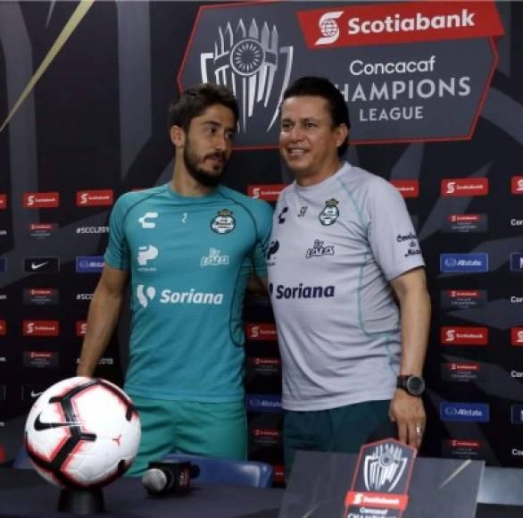 El entrenador del Santos Laguna, Salvador Reyes de la Peña, y el capitán José Abella hablaron en la conferencia de prensa previa al entrenamiento.