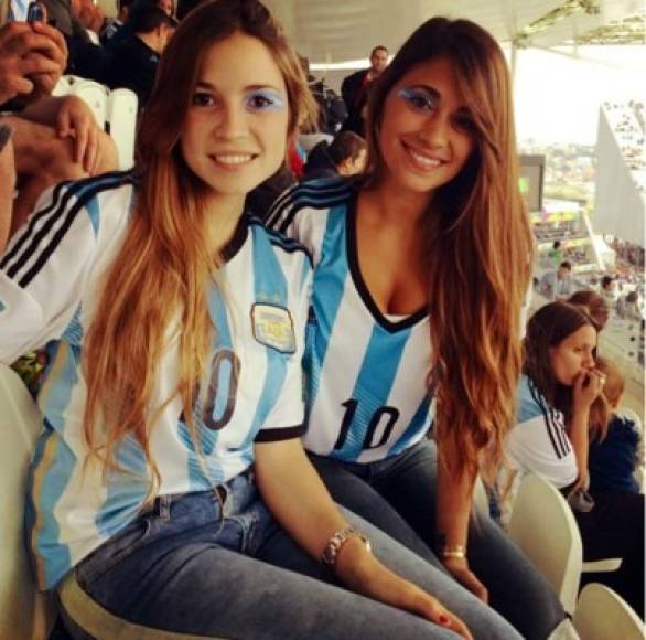 Antonela junto a Carla, la menor del clan, apoyando a la selección argentina.