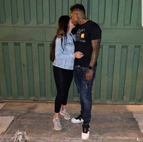 Romell Quioto compartió está imagen con una nueva chica en la que aparece besandóla en la mejilla. Posteriormente borró la fotografía.