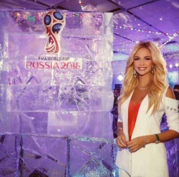 Lopyreva es una presentadora de televisión y modelo rusa y desde que fue nombrada como embajadora del Mundial Rusia, ha acaparado miradas en todo el mundo.