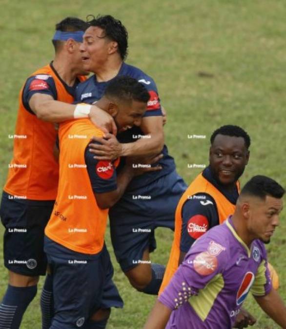 Los jugadores del Motagua celebrando la clasificación a la final.