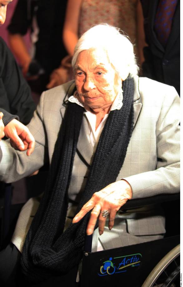 Doña Eva, quien murió a sus 104 años el 24 de junio, era quien mantenía unidas a Laura y Thalía. “Probablemente cuando mi abuela se vaya, cuando mi abuela ya no esté en este plano, probablemente esa relación se rompa para siempre”, dijo Laura Zapata en entrevista para el canal de YouTube de Inés Moreno.