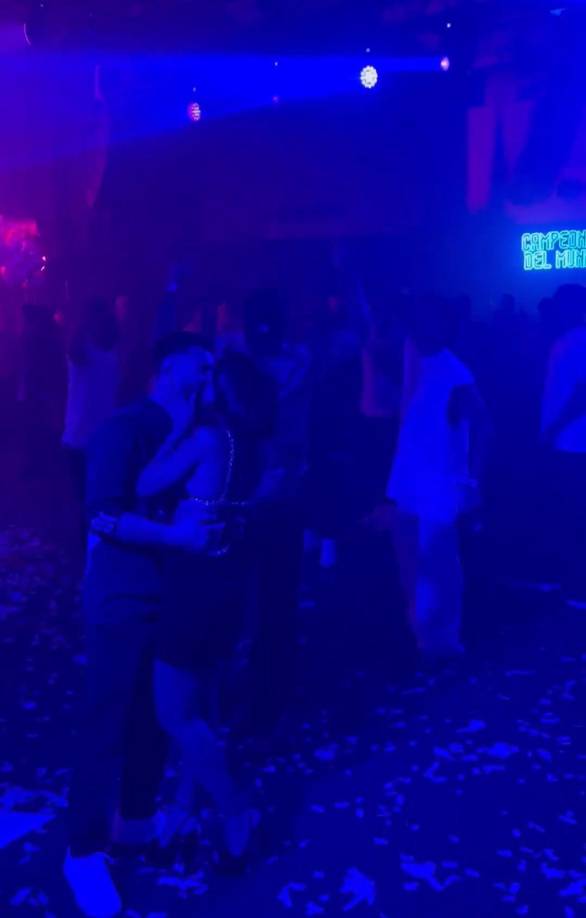 Lionel Messi fue captado en el momento que le dio un beso a Antonela Roccuzzo.