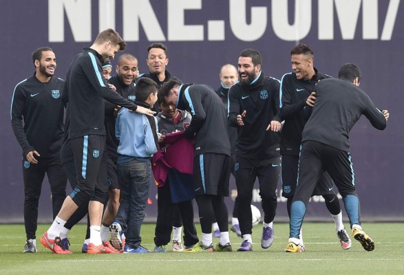 Tres niños se cuelan en el entrenamiento del Barcelona