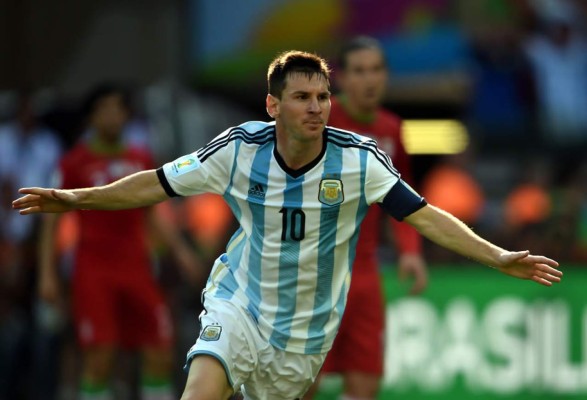 Un golazo de Messi sobre la hora clasifica a Argentina a octavos