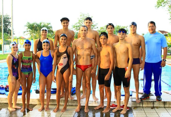 Nadador hondureño pelea con la edad rumbo a mundial